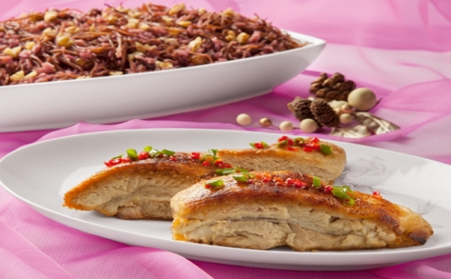 Panceta glaseada con arroz morado